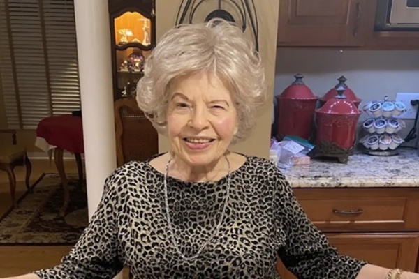 Cụ bà không thích về hưu, 100 tuổi mới chịu nghỉ việc, đi bộ mà chẳng đau nhức xương khớp: Bí quyết nằm ở đâu?-1