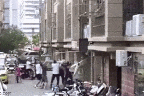 Clip: Người dân nhanh trí căng chăn, đỡ bé gái rơi từ tầng 4 chung cư