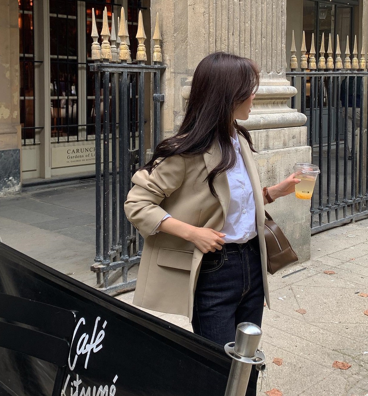 10 set áo blazer mỏng nhẹ cho thời tiết se lạnh-9