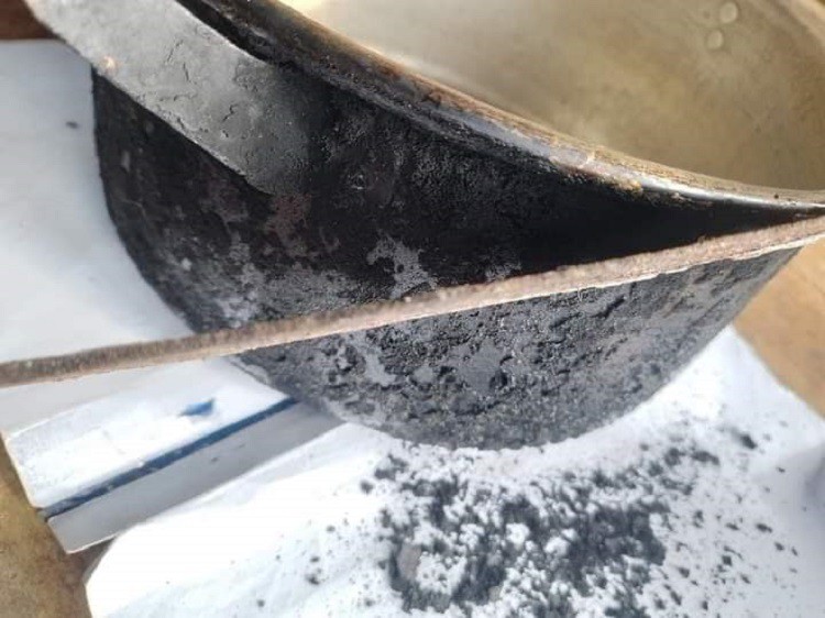 Chuyện thật như đùa: Nhọ xoong nồi được lùng mua với giá lên đến 300 nghìn đồng/kg-2