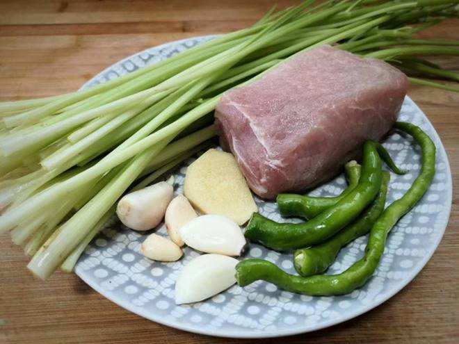 Rau này bán đầy chợ giá không đắt, giàu vitamin giảm huyết áp, xào thịt lợn được món ngon miễn chê-1