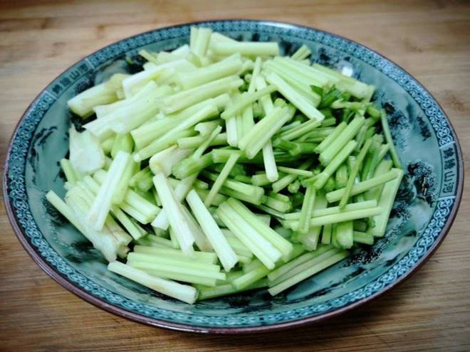 Rau này bán đầy chợ giá không đắt, giàu vitamin giảm huyết áp, xào thịt lợn được món ngon miễn chê-4
