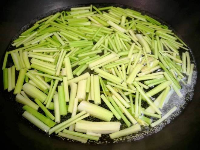Rau này bán đầy chợ giá không đắt, giàu vitamin giảm huyết áp, xào thịt lợn được món ngon miễn chê-6