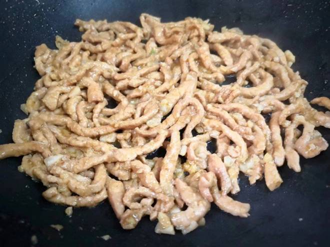 Rau này bán đầy chợ giá không đắt, giàu vitamin giảm huyết áp, xào thịt lợn được món ngon miễn chê-7