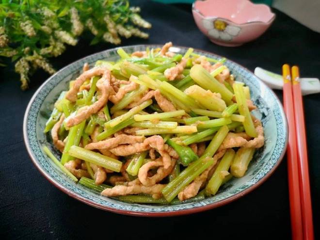Rau này bán đầy chợ giá không đắt, giàu vitamin giảm huyết áp, xào thịt lợn được món ngon miễn chê-9