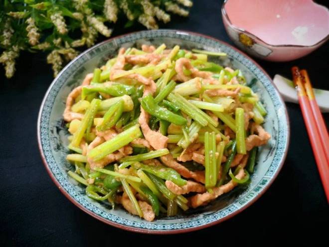 Rau này bán đầy chợ giá không đắt, giàu vitamin giảm huyết áp, xào thịt lợn được món ngon miễn chê-10