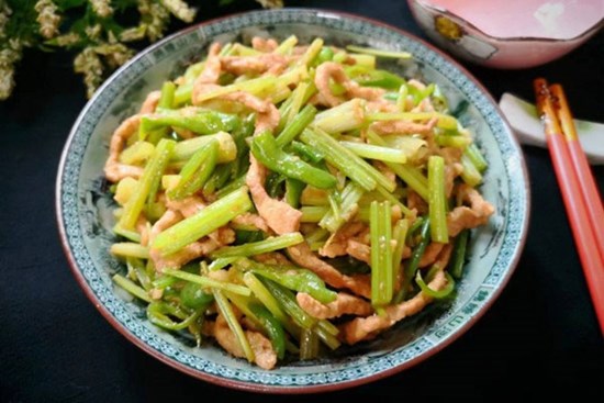 Rau này bán đầy chợ giá không đắt, giàu vitamin giảm huyết áp, xào thịt lợn được món ngon miễn chê