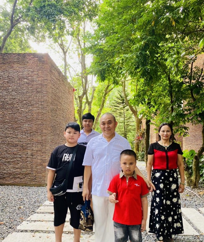 Cận cảnh biệt phủ của vua hài đất Bắc Xuân Hinh: Xây toàn bộ bằng gạch đỏ, có sân vườn ao cá rộng thênh thang-18