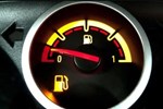 Chạy ô tô đến cạn bình xăng có hại xe?