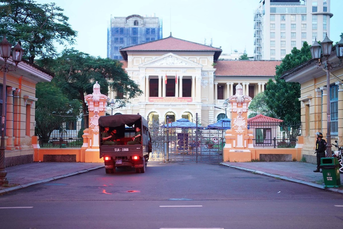 Người dân xếp hàng từ 3h sáng xem tòa xét xử bà Nguyễn Phương Hằng-2