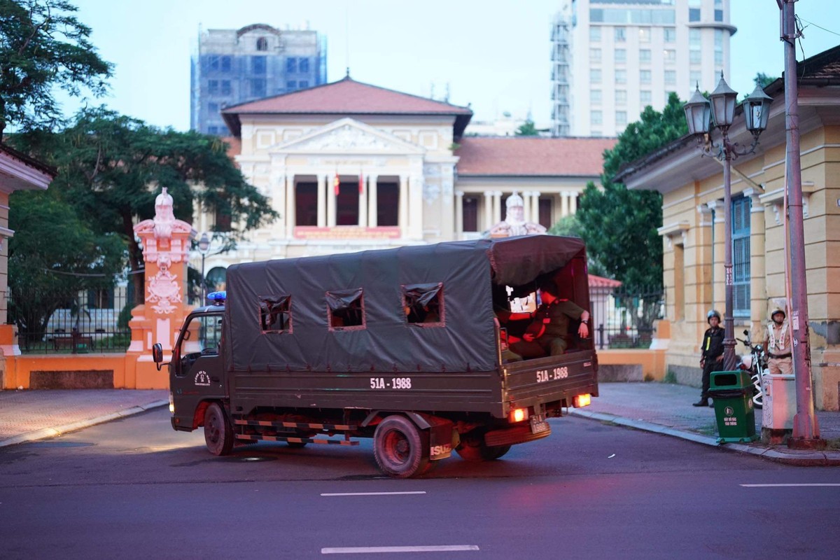 Người dân xếp hàng từ 3h sáng xem tòa xét xử bà Nguyễn Phương Hằng-3