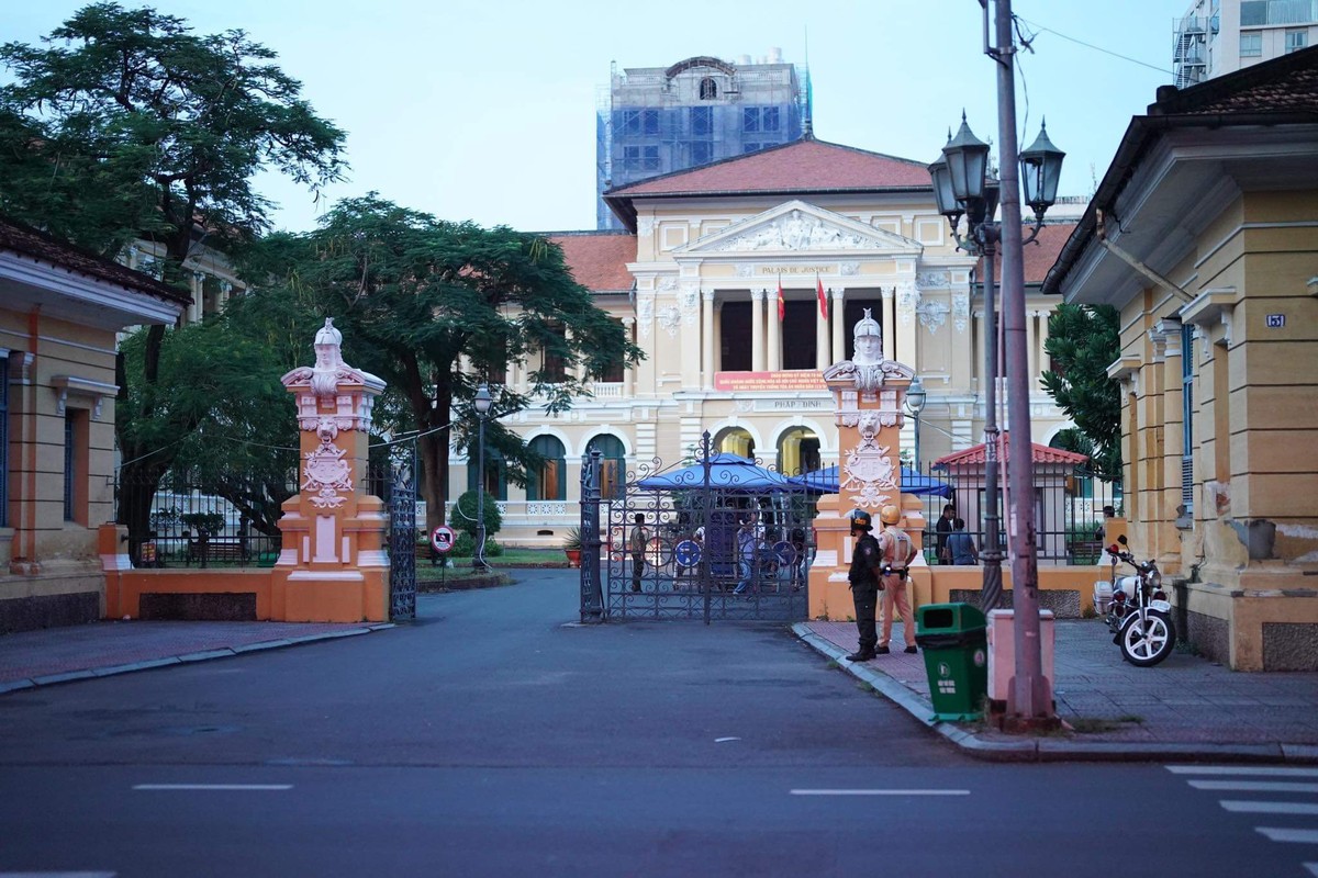 Người dân xếp hàng từ 3h sáng xem tòa xét xử bà Nguyễn Phương Hằng-4