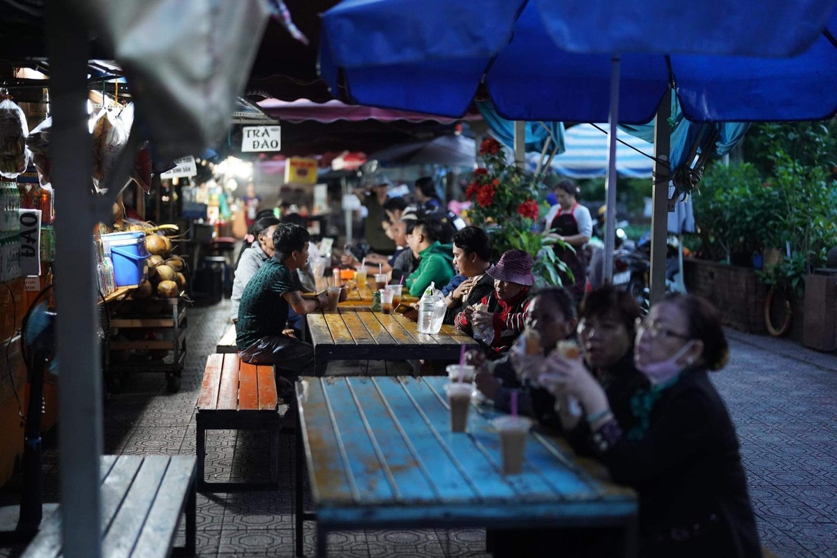 Người dân xếp hàng từ 3h sáng xem tòa xét xử bà Nguyễn Phương Hằng-6