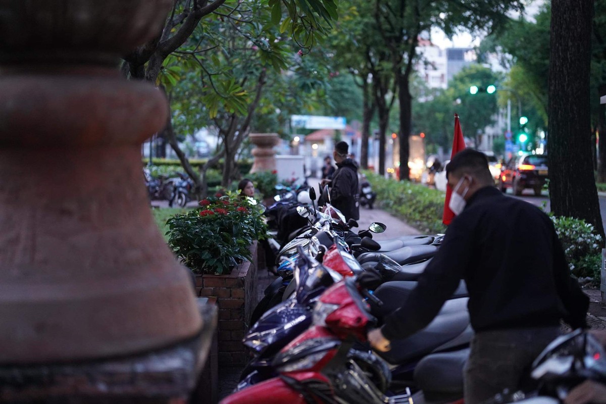 Người dân xếp hàng từ 3h sáng xem tòa xét xử bà Nguyễn Phương Hằng-7