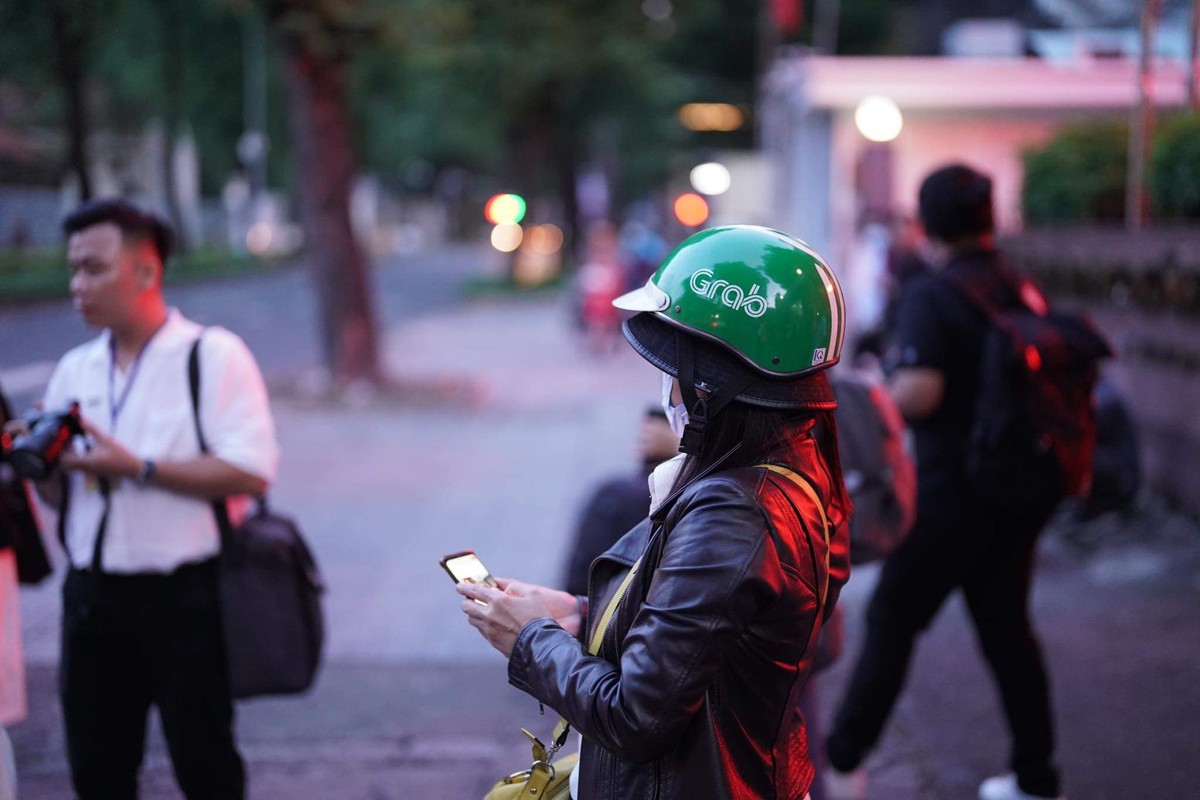 Người dân xếp hàng từ 3h sáng xem tòa xét xử bà Nguyễn Phương Hằng-9