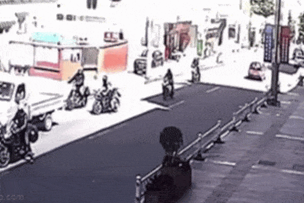 Clip: Xe tải mất kiểm soát đâm trúng nhiều phương tiện trên đường