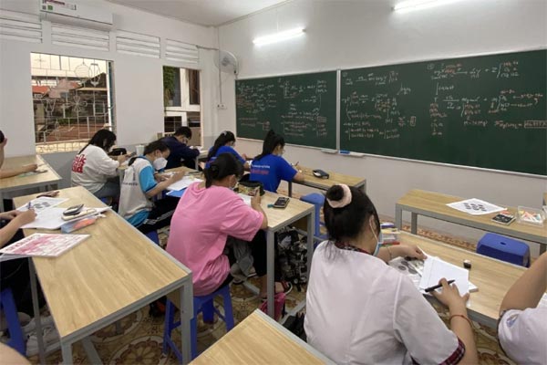 Nghịch cảnh trò quỳ lạy cô, thầy bóp cằm trò-3