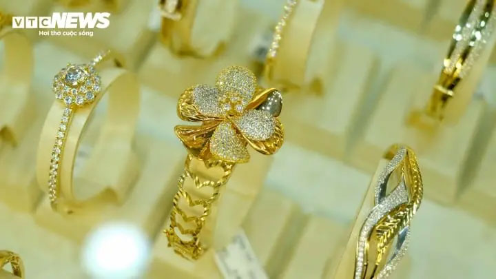 Giá vàng SJC vượt 69 triệu đồng/lượng, có nên bán lúc này?-1