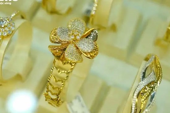 Giá vàng SJC vượt 69 triệu đồng/lượng, có nên bán lúc này?