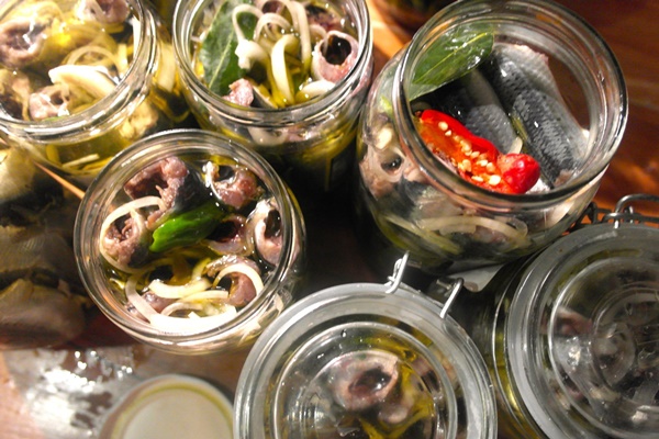 Pháp: 15 người chết và nhập viện nghi ngờ do cá mòi nhà làm-1