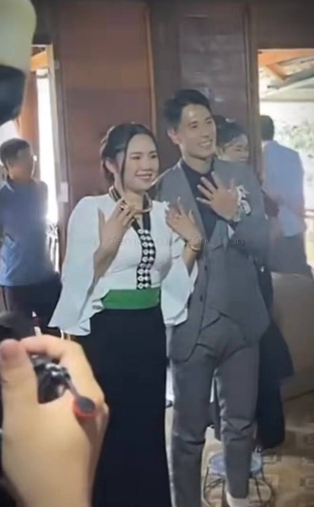 Hé lộ hình ảnh Đình Trọng và vợ khoe vàng trong lễ cưới-1