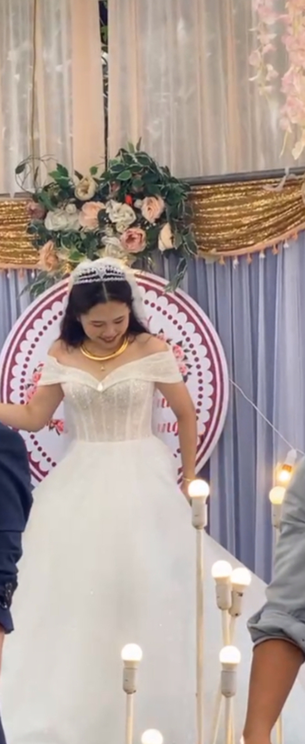 Hé lộ hình ảnh Đình Trọng và vợ khoe vàng trong lễ cưới-2