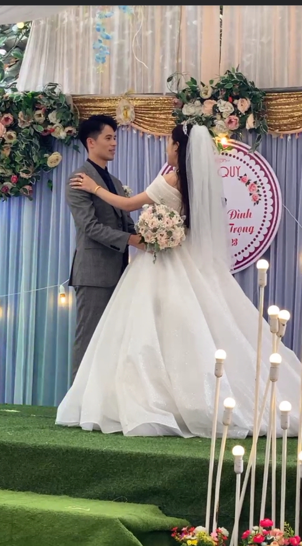 Hé lộ hình ảnh Đình Trọng và vợ khoe vàng trong lễ cưới-3