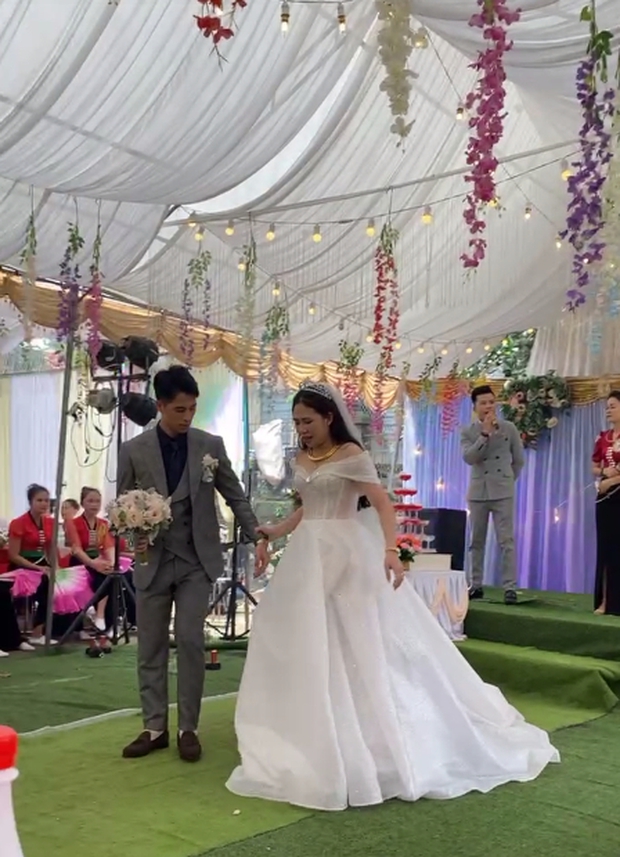 Hé lộ hình ảnh Đình Trọng và vợ khoe vàng trong lễ cưới-4