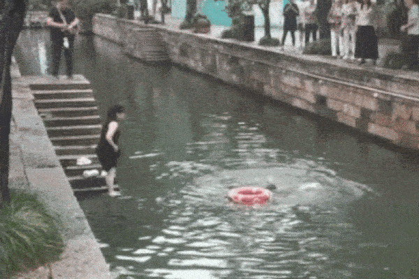 Người phụ nữ dũng cảm nhảy xuống sông cứu sống cô gái bị đuối nước