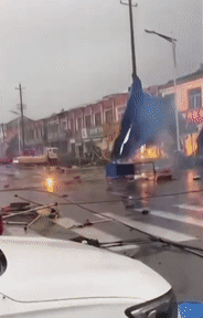 Lốc xoáy kinh hoàng càn quét Trung Quốc: Nhiều người thiệt mạng, khung cảnh hiện trường hoang tàn-1