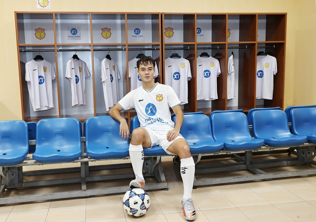 Văn Toàn nhận lót tay hơn 10 tỷ, cùng mức lương 100 triệu/tháng khi gia nhập Nam Định FC-1