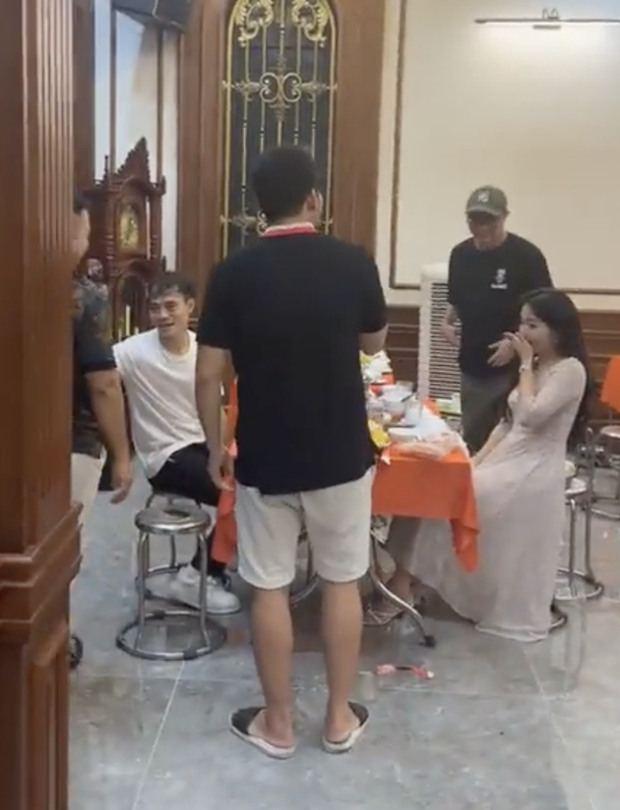 Tiền vệ Văn Toàn khánh thành biệt thự ở quê, đốt cả pháo hoa mừng tân gia-1