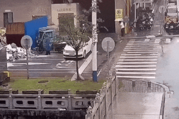 Clip: Nhầm chân ga, tài xế đâm gãy lan can rồi lao thẳng xuống sông