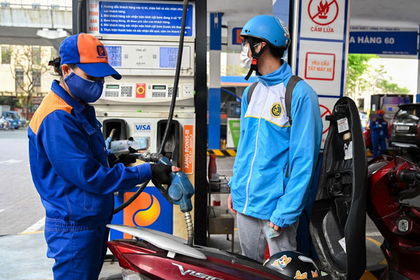 Giá xăng dầu tăng mạnh, RON95 vượt 25.000 đồng/lít-1