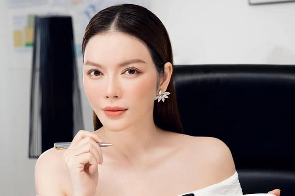 Lý Nhã Kỳ khoe nhan sắc bên mẹ ruột và hai chị gái-10