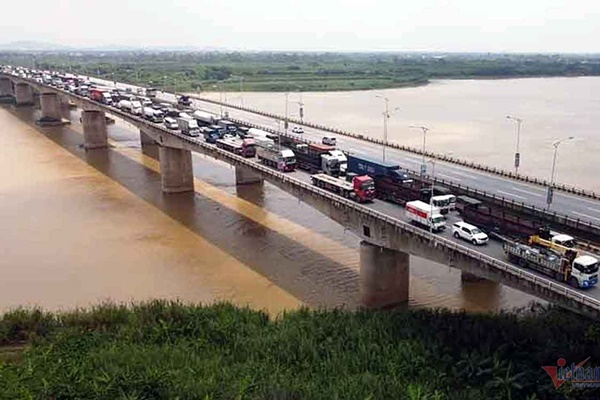 Xe máy va chạm ô tô đưa đón học sinh, nam sinh lớp 8 tử vong-3