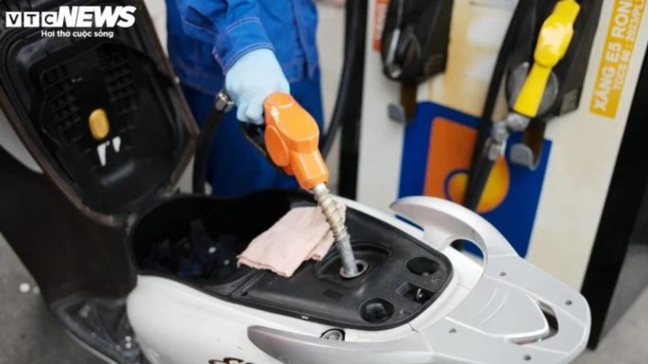 Tại sao không nên đổ xăng vào buổi trưa?-1