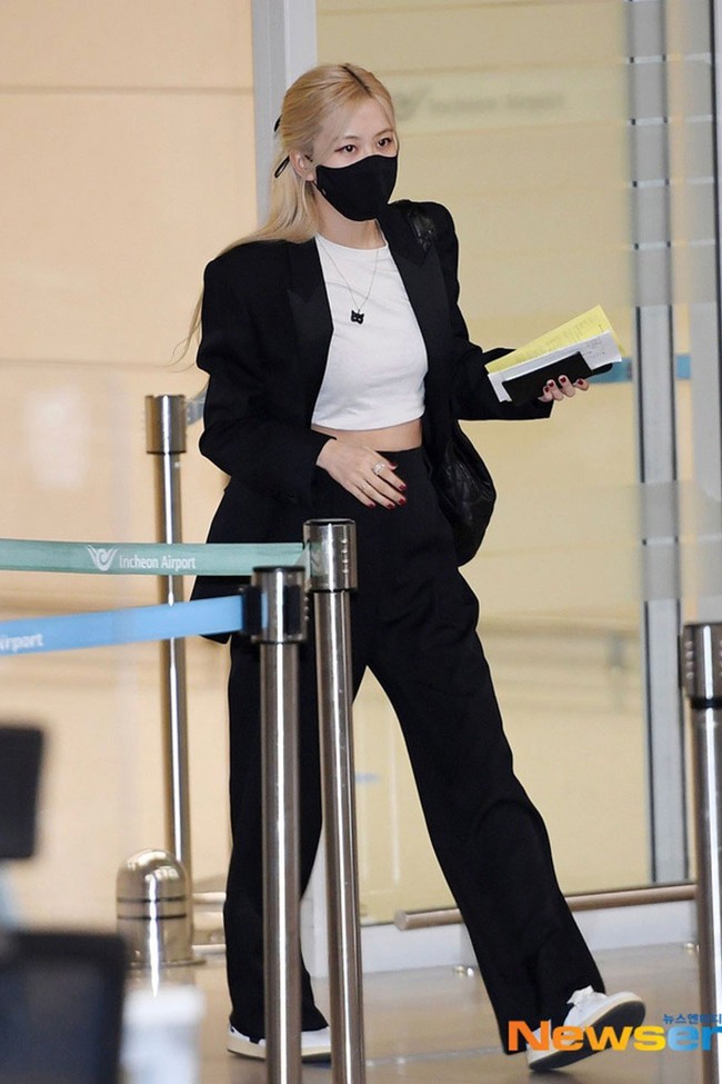 Tham khảo Rosé cách diện đồ tối giản chuẩn mốt, mà không nhàm chán-1