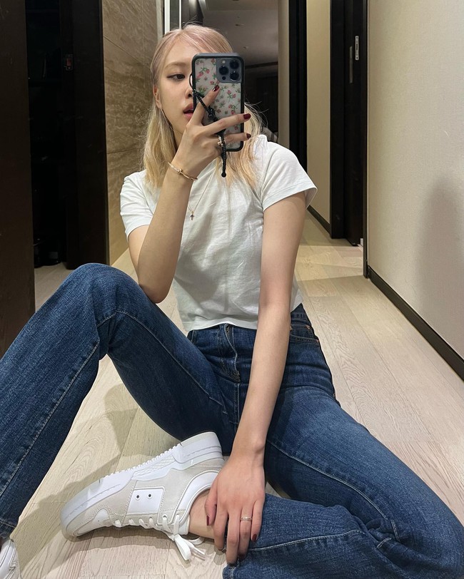 Tham khảo Rosé cách diện đồ tối giản chuẩn mốt, mà không nhàm chán-4