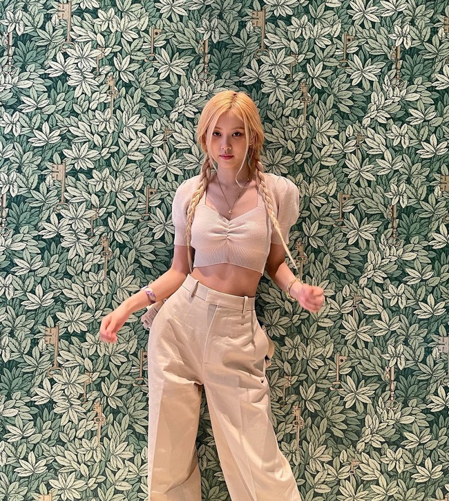 Tham khảo Rosé cách diện đồ tối giản chuẩn mốt, mà không nhàm chán-5