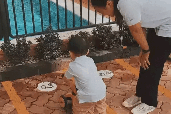 Con đi học mẫu giáo về tíu tít kể chuyện vui, mẹ nghe xong tá hỏa, vội vàng đến trường kiểm tra camera-2
