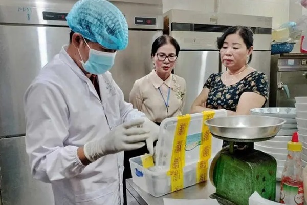 Vi khuẩn Salmonella trong mẫu bánh mì Phượng khiến hơn 140 người bị ngộ độc sinh sôi và lây nhiễm qua con đường nào?-5