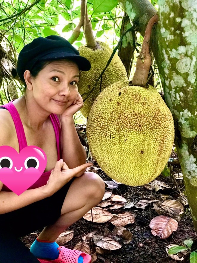 U50 làm mẹ đơn thân 3 con sau 3 mối tình, nữ hoàng cảnh nóng Kiều Trinh khoe khu vườn thẳng cánh cò bay-3