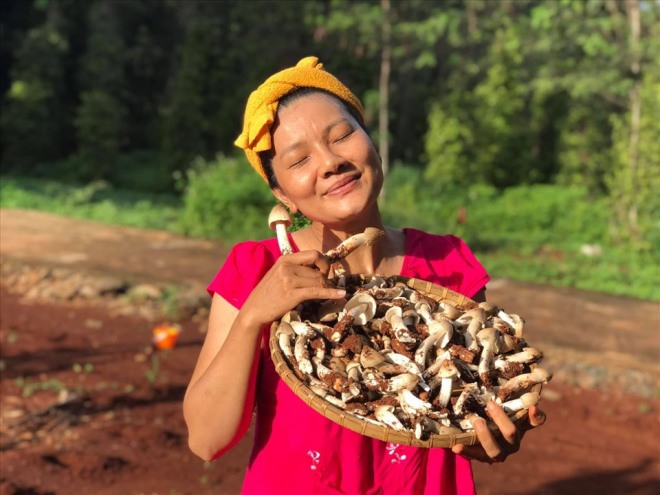 U50 làm mẹ đơn thân 3 con sau 3 mối tình, nữ hoàng cảnh nóng Kiều Trinh khoe khu vườn thẳng cánh cò bay-10