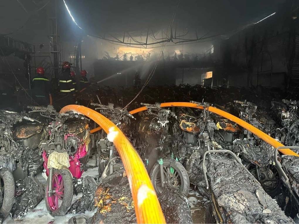 Cửa hàng kinh doanh xe máy bốc cháy, hơn 100 xe bị lửa thiêu rụi-2