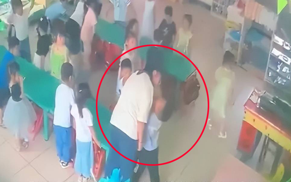 Con đi học mẫu giáo về tíu tít kể chuyện vui, mẹ nghe xong tá hỏa, vội vàng đến trường kiểm tra camera-1
