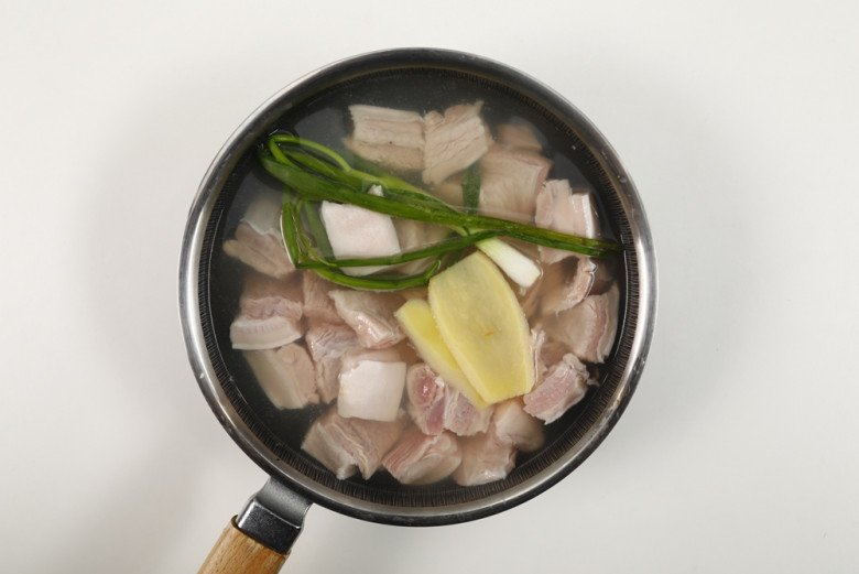 Kho thịt thêm quả giàu chất chống oxy hoá này vào, thịt vừa nhanh mềm lại thơm ngon bổ dưỡng-2