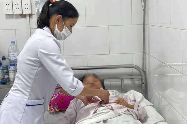 Đang nấu cơm, người phụ nữ bất ngờ bị rắn cắn-1