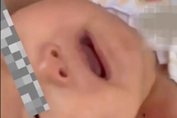 Người đàn ông 60 tuổi cầm tấm biển van xin được vào tù, nguyên nhân phía sau gây xót xa-3