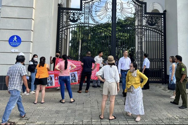 Bị phụ huynh căng băng rôn đòi nợ tiền tỷ, trường quốc tế cam kết sẽ trả dần-1